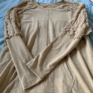 Like new distressed detailed sweater! Cozy!!